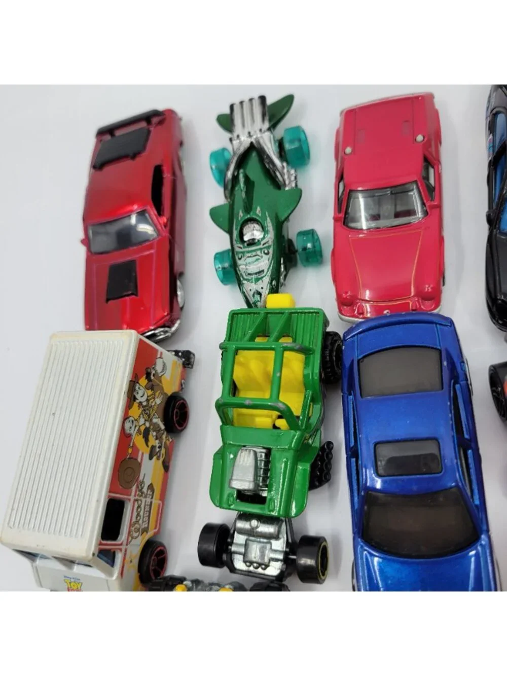 Huge Lot of 40 Vintage to Now Hot Wheels & Matchbox Diecast 1:64 Cars - HW015
